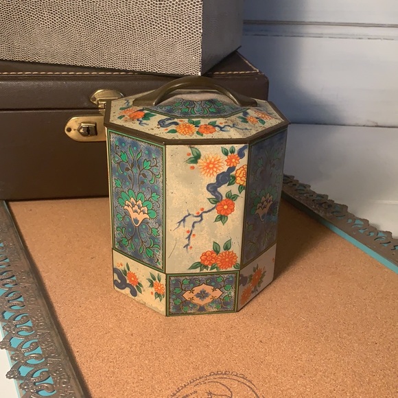 Vintage Candy Tin (B21)